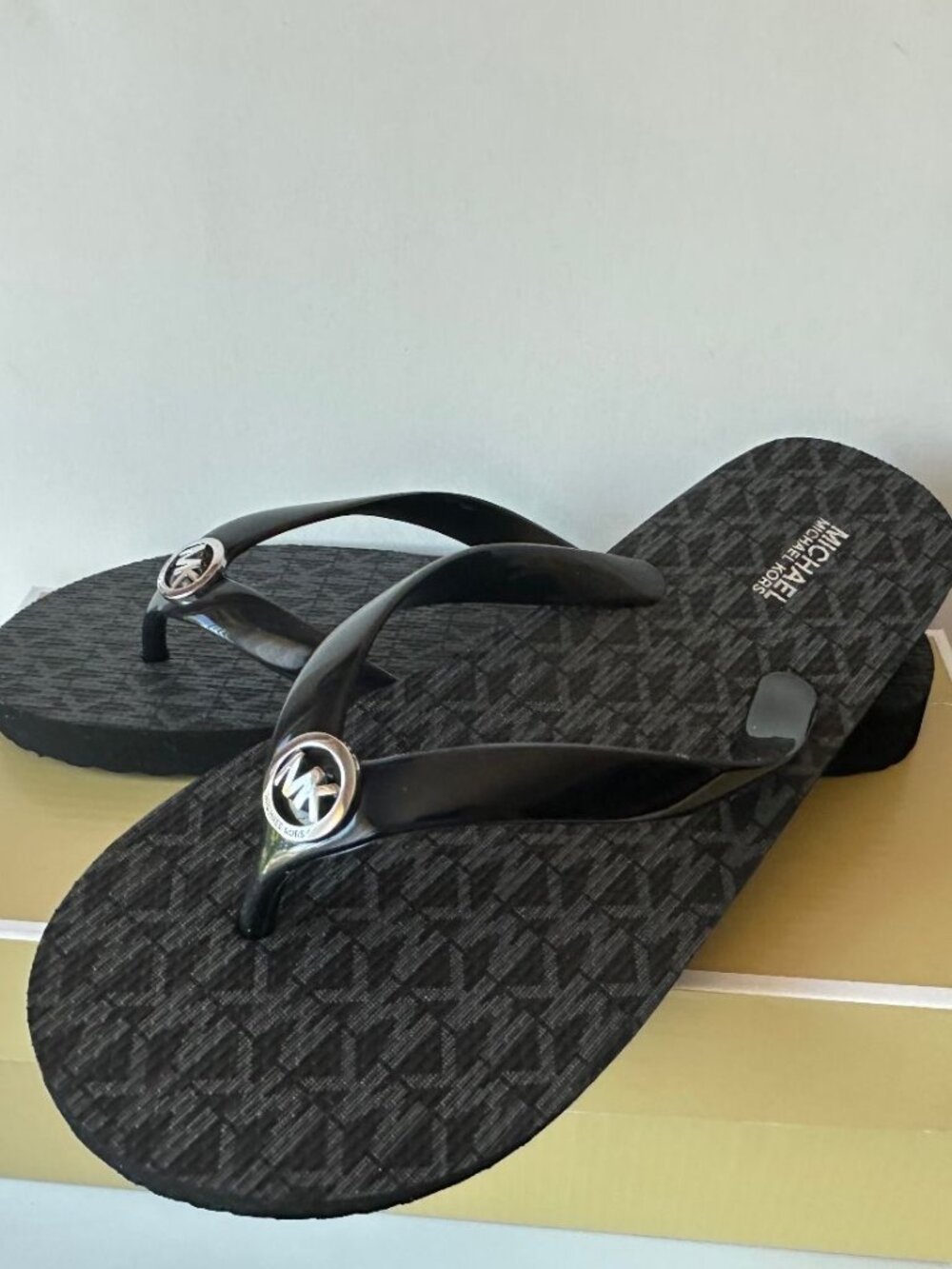 NEW Michael Kors Logo Flip flops Size 8